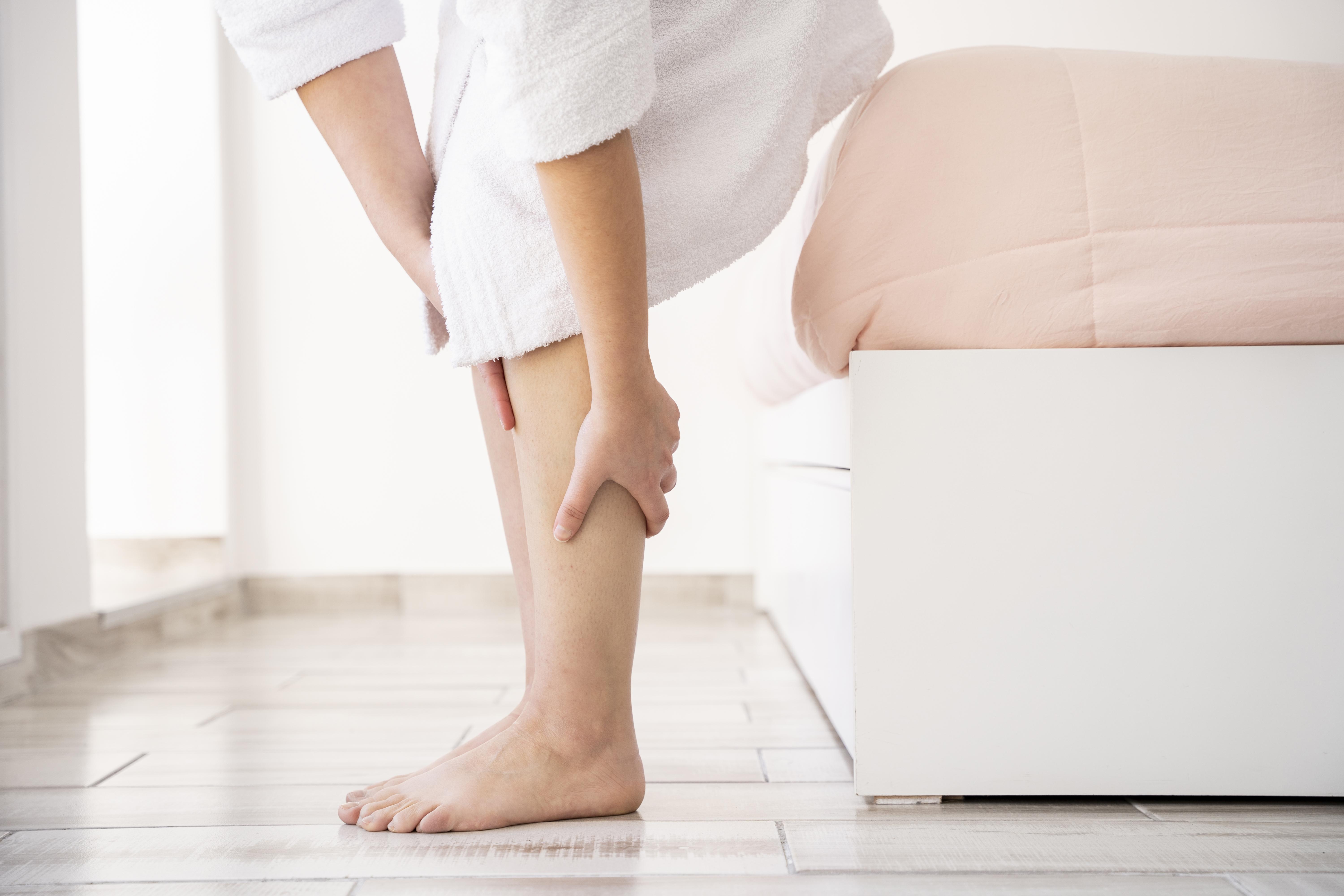 comment prévenir et traiter les crampes aux jambes nocturnes