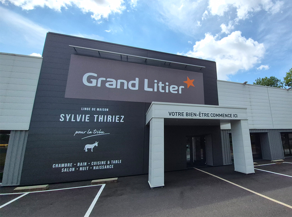 l'entrée du magasin grand litier de Mauriac