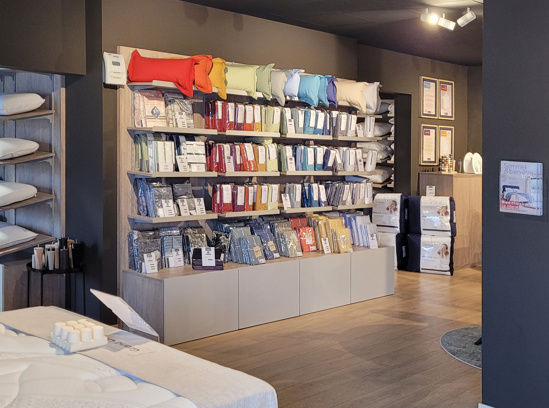 L'intérieur du magasin Grand Litier Auxerre