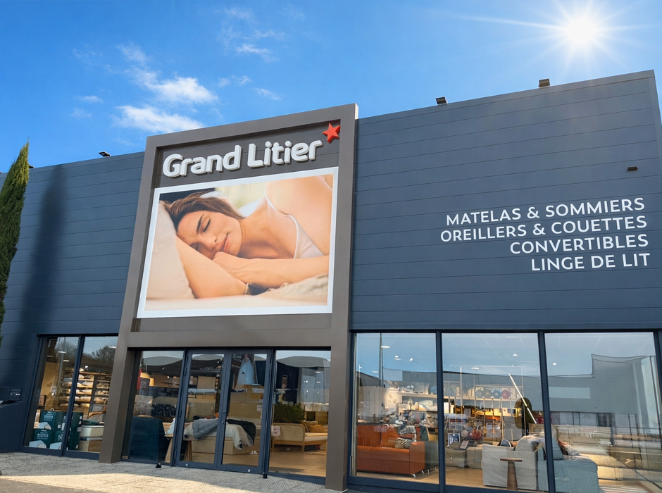 Le magasin Grand Litier du Mans dans la Sarthe vu du parking
